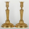 Paire de bougeoirs en bronze doré d’époque Louis XVI à décor de cannelures, montée en lampes | Biron 