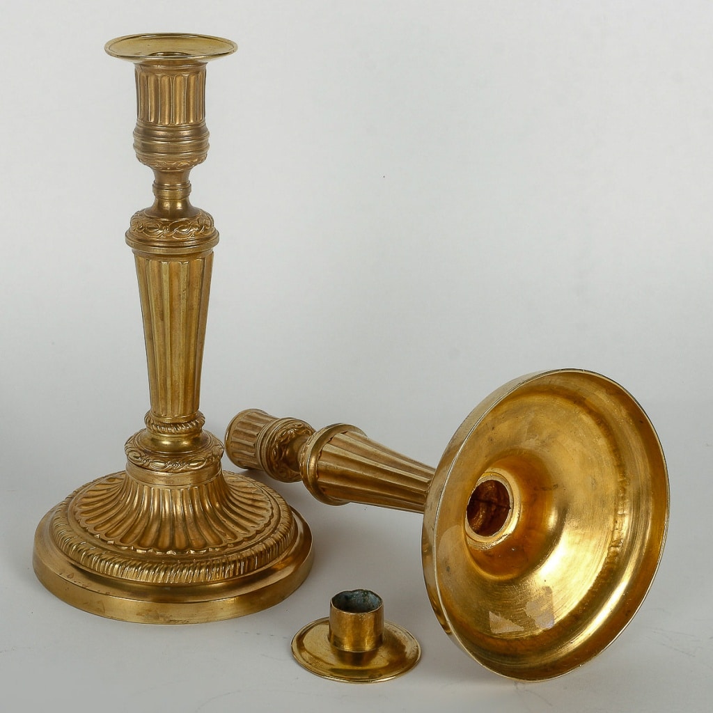 Paire de bougeoirs en bronze doré d’époque Louis XVI à décor de cannelures, montée en lampes | Biron 