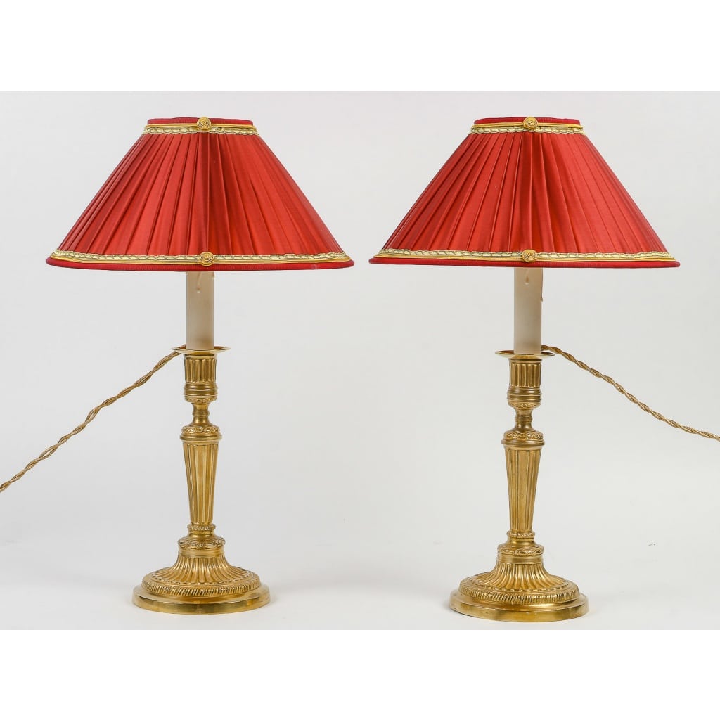Paire de bougeoirs en bronze doré d’époque Louis XVI à décor de cannelures, montée en lampes | Biron 