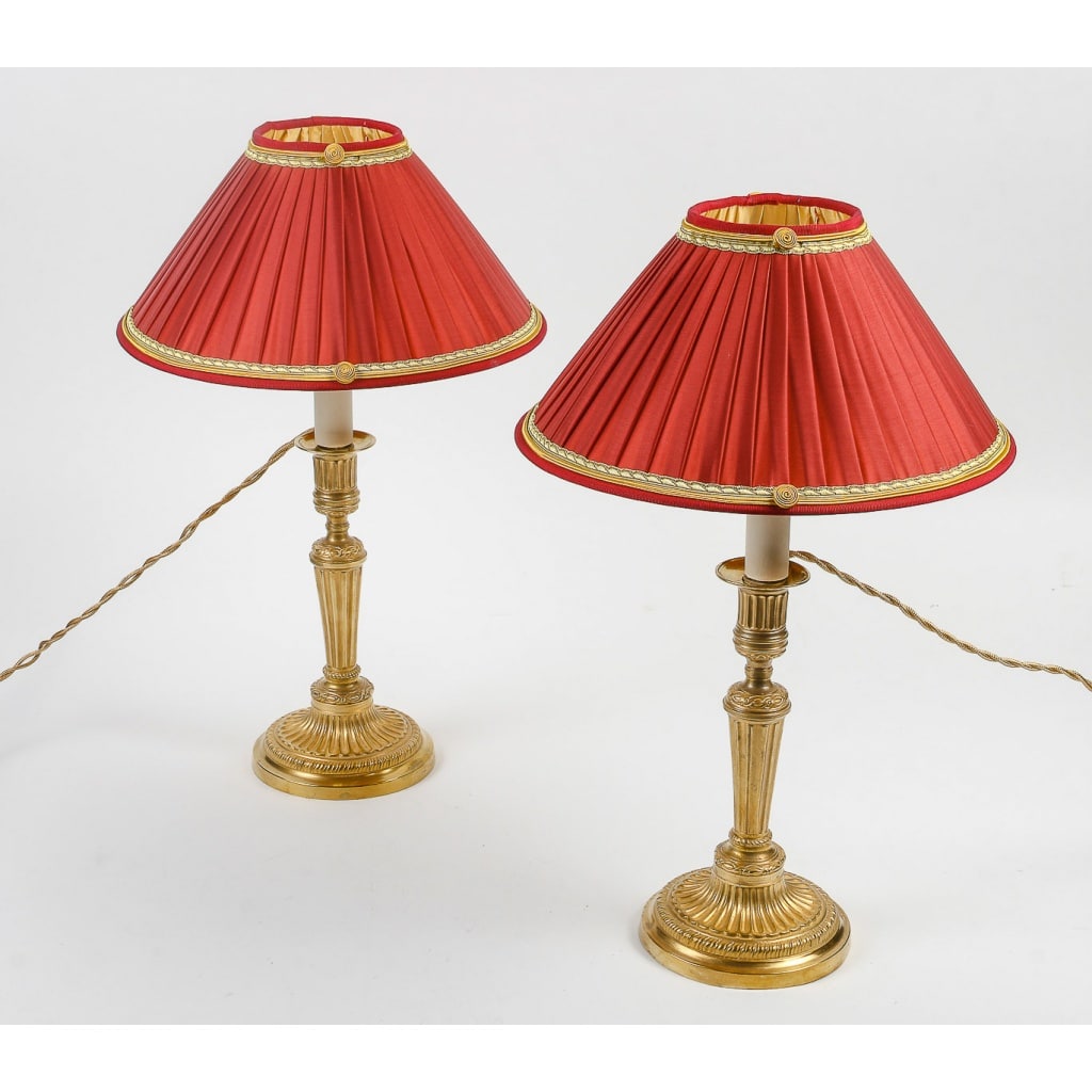 Paire de bougeoirs en bronze doré d’époque Louis XVI à décor de cannelures, montée en lampes | Biron 