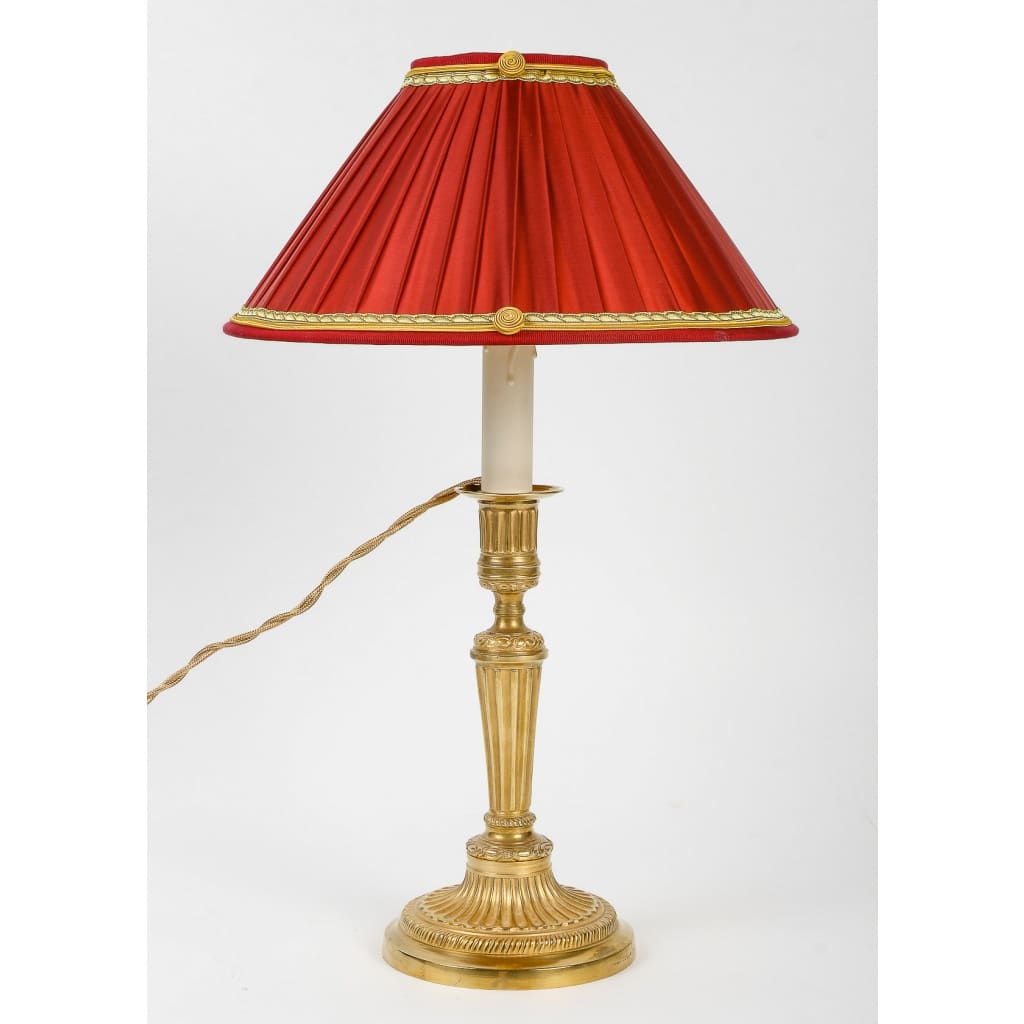 Paire de bougeoirs en bronze doré d’époque Louis XVI à décor de cannelures, montée en lampes | Biron 