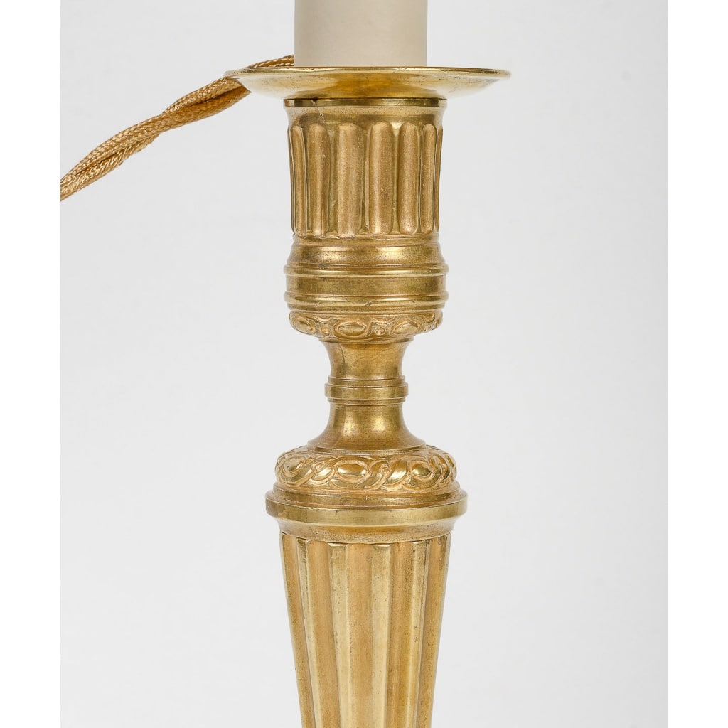 Paire de bougeoirs en bronze doré d’époque Louis XVI à décor de cannelures, montée en lampes | Biron 
