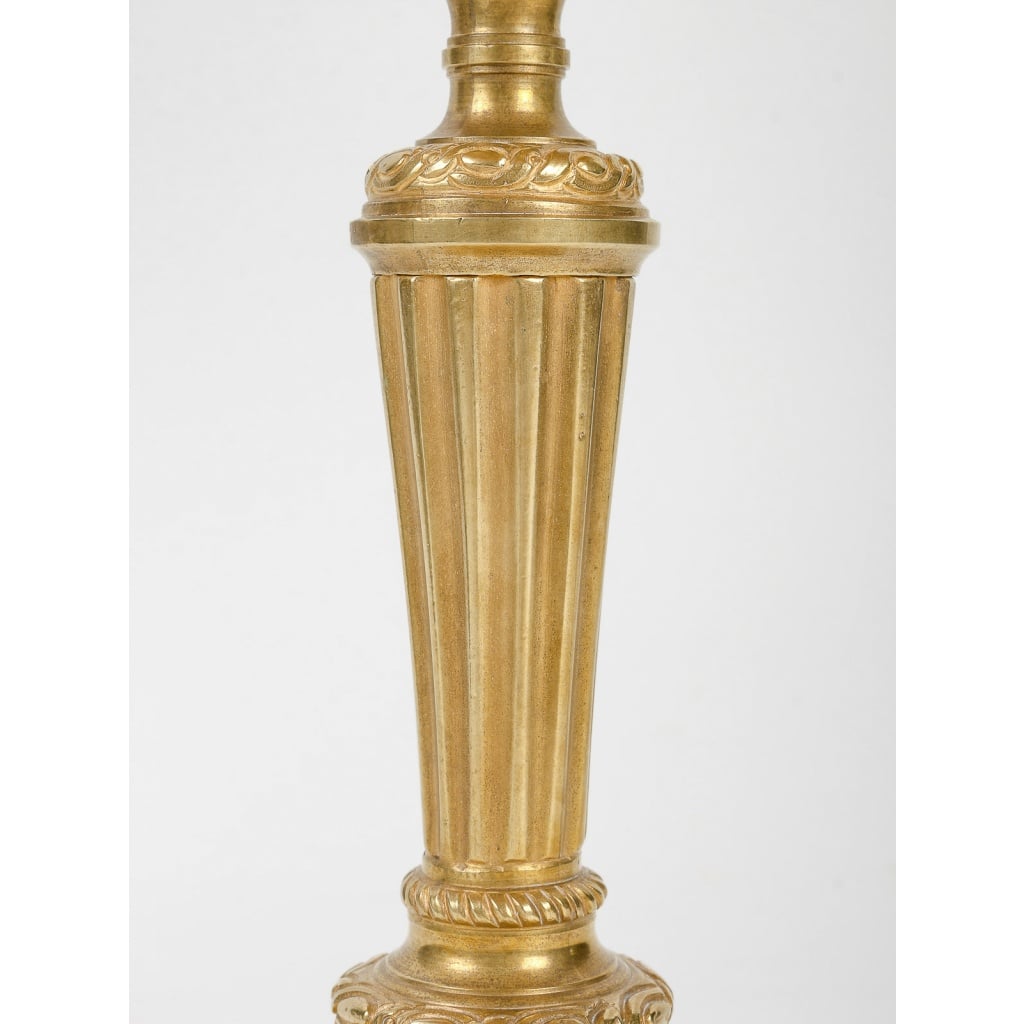 Paire de bougeoirs en bronze doré d’époque Louis XVI à décor de cannelures, montée en lampes | Biron 