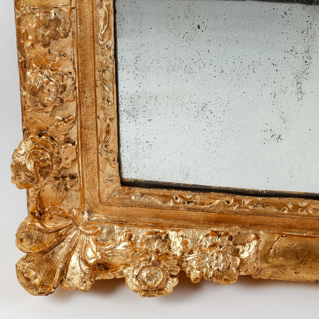 Miroir en bois et stuc sculpté et doré d’époque Régence vers 1720 | Biron 