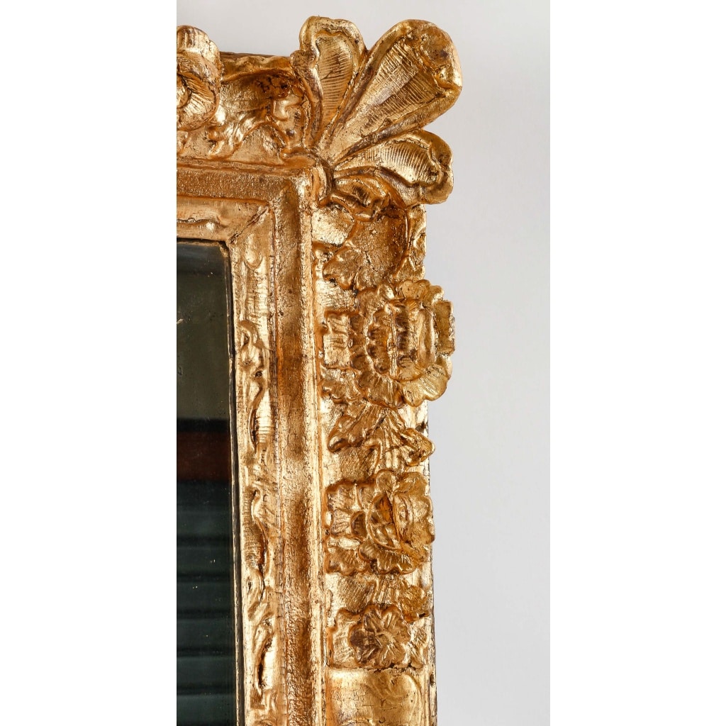 Miroir en bois et stuc sculpté et doré d’époque Régence vers 1720 | Biron 
