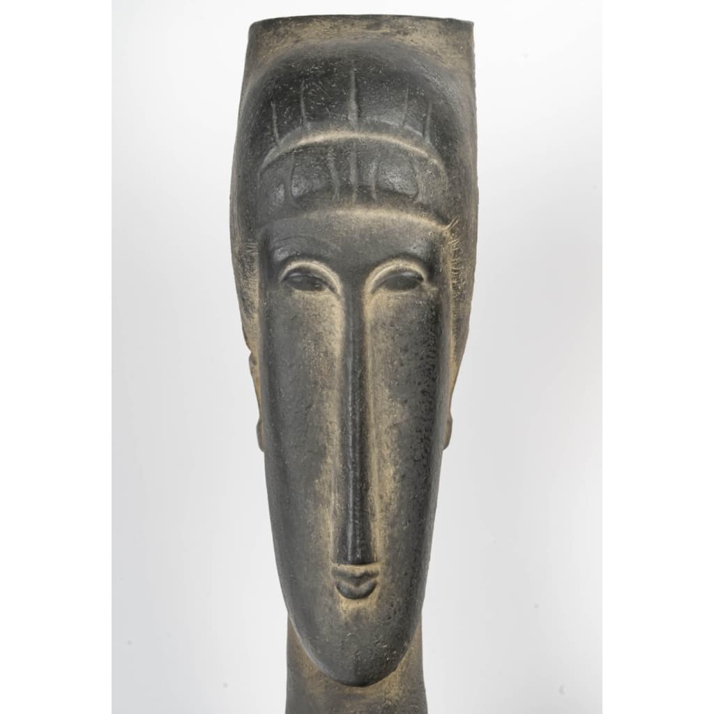 Paire de sculptures en terre cuite dans le goût de Modigliani, XXème siècle. | Biron 