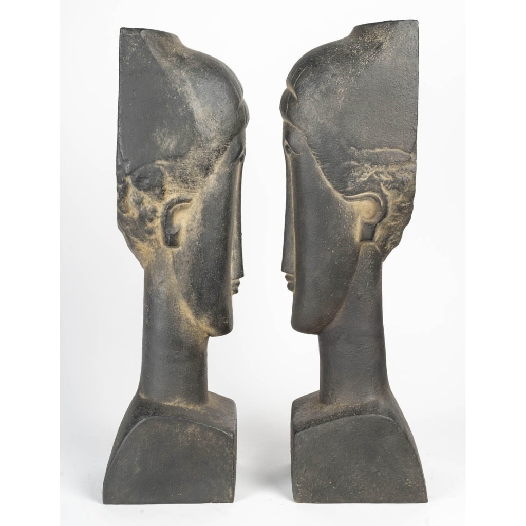 Paire de sculptures en terre cuite dans le goût de Modigliani, XXème siècle. | Biron 