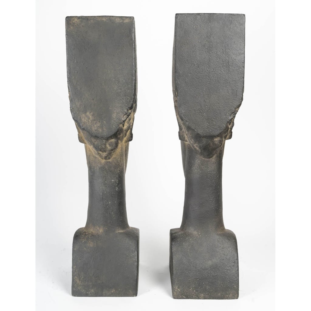 Paire de sculptures en terre cuite dans le goût de Modigliani, XXème siècle. | Biron 