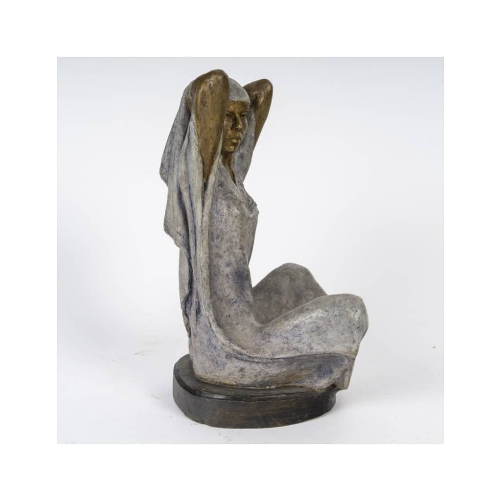 Sculpture en bronze représentant une femme, 1991, signé. | Biron 