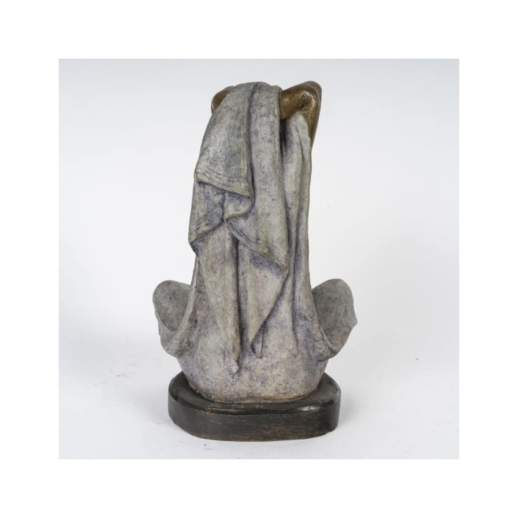 Sculpture en bronze représentant une femme, 1991, signé. | Biron 