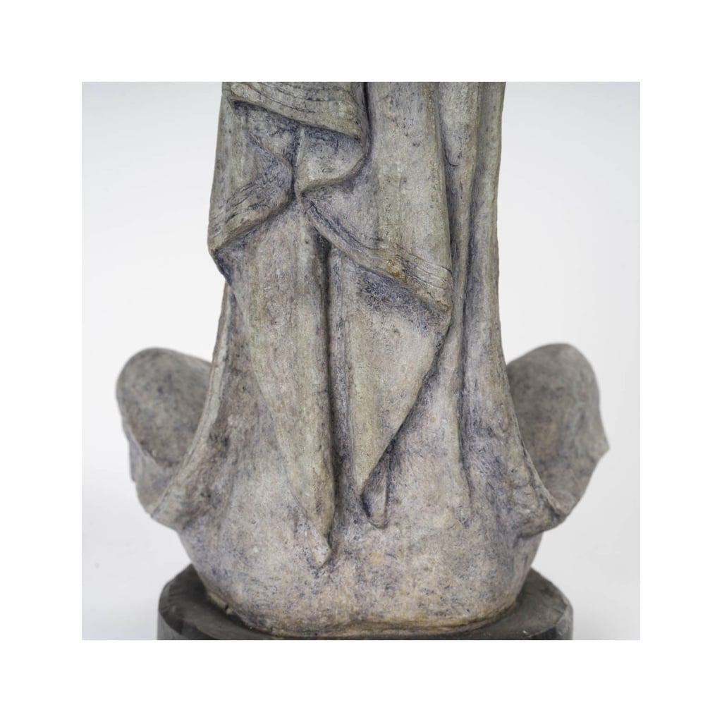Sculpture en bronze représentant une femme, 1991, signé. | Biron 