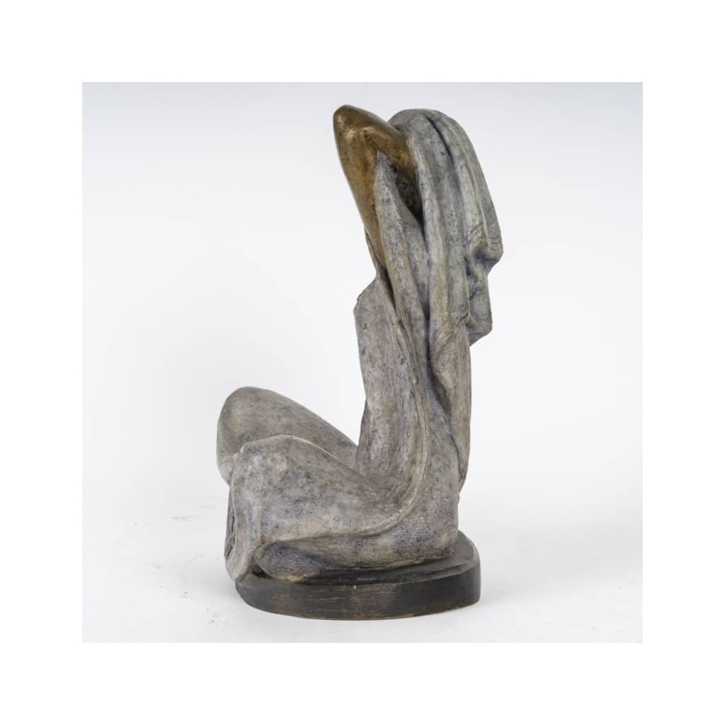 Sculpture en bronze représentant une femme, 1991, signé. | Biron 