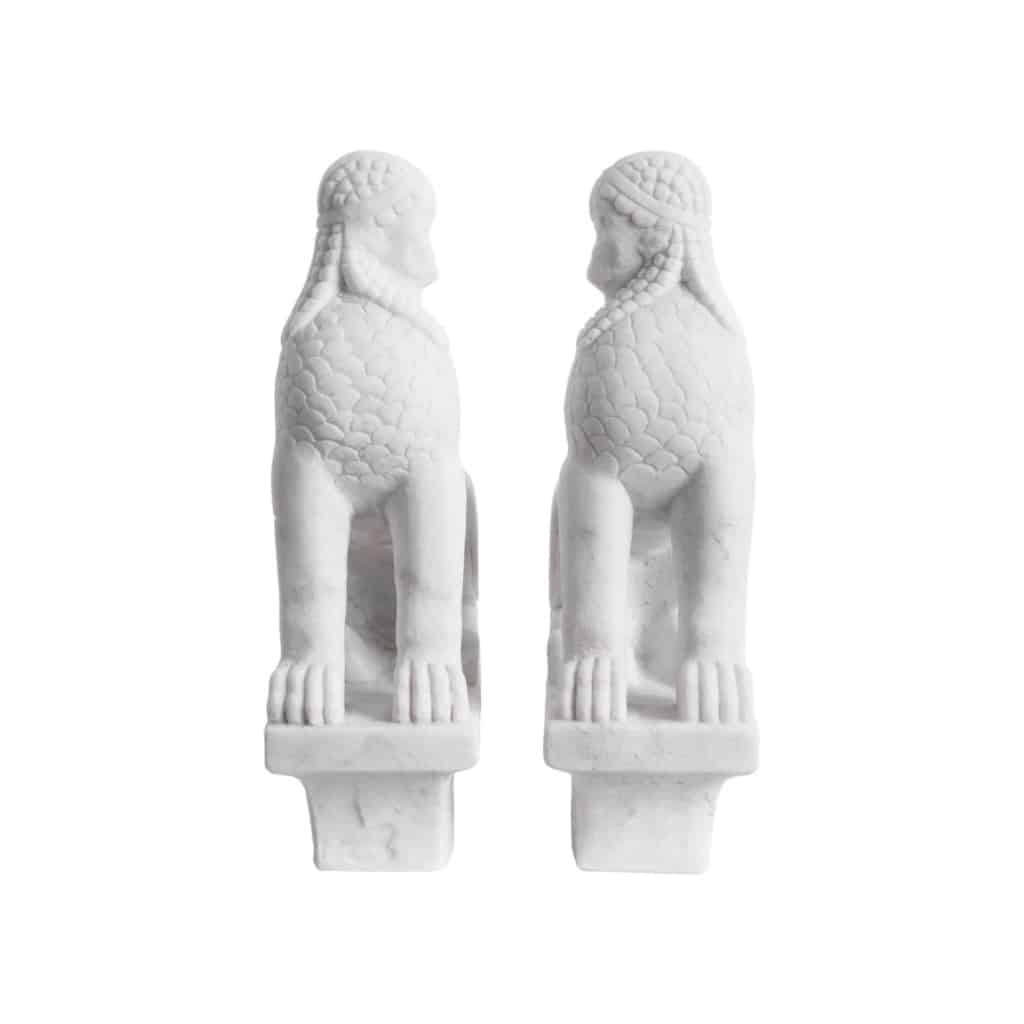 Sculpture, paire de Sphinx en marbre blanc, statue dans le goût de l’Egypte Antique, XXIème siècle. | Biron 