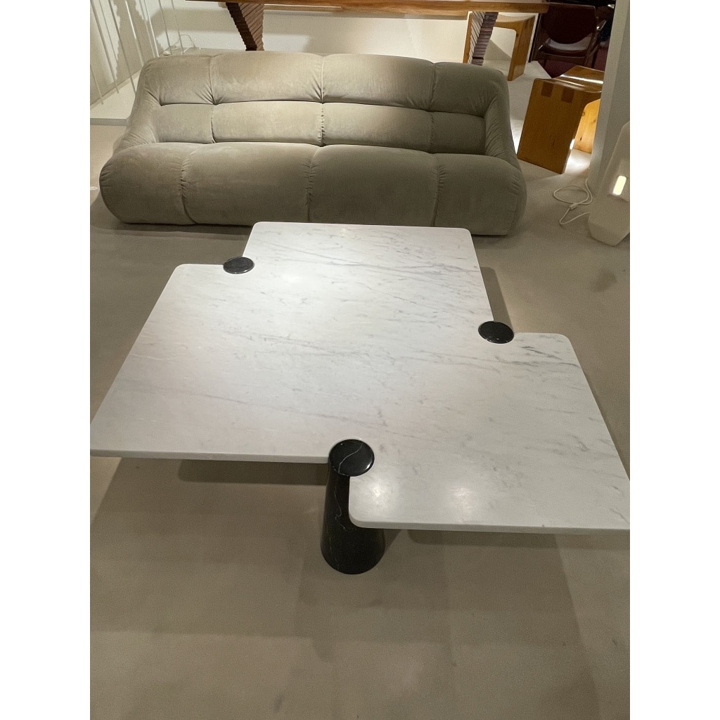 Table basse en marbre de carrare veiné blanc et noir d’Angelo MANGIAROTTI | Biron 