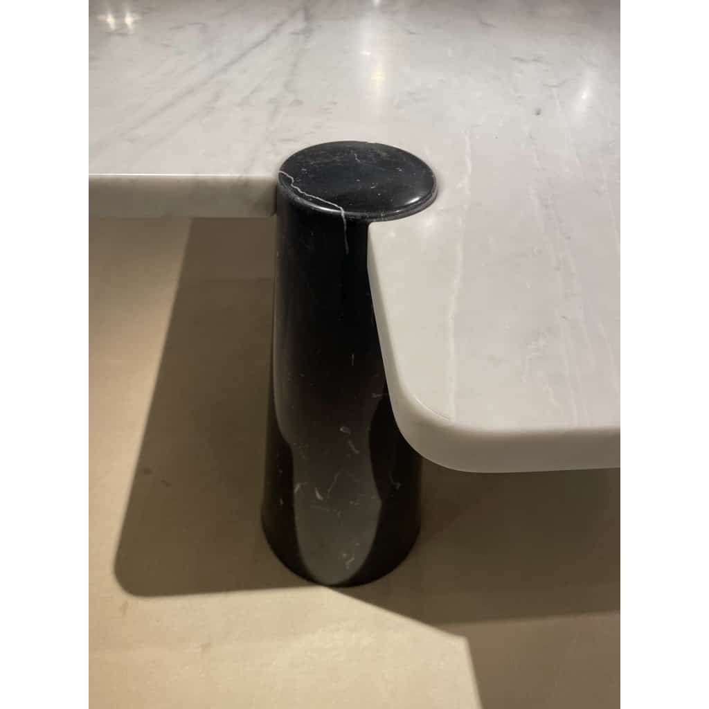 Table basse en marbre de carrare veiné blanc et noir d’Angelo MANGIAROTTI | Biron 