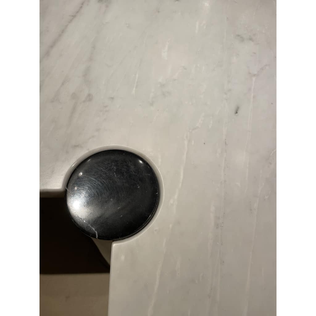 Table basse en marbre de carrare veiné blanc et noir d’Angelo MANGIAROTTI | Biron 