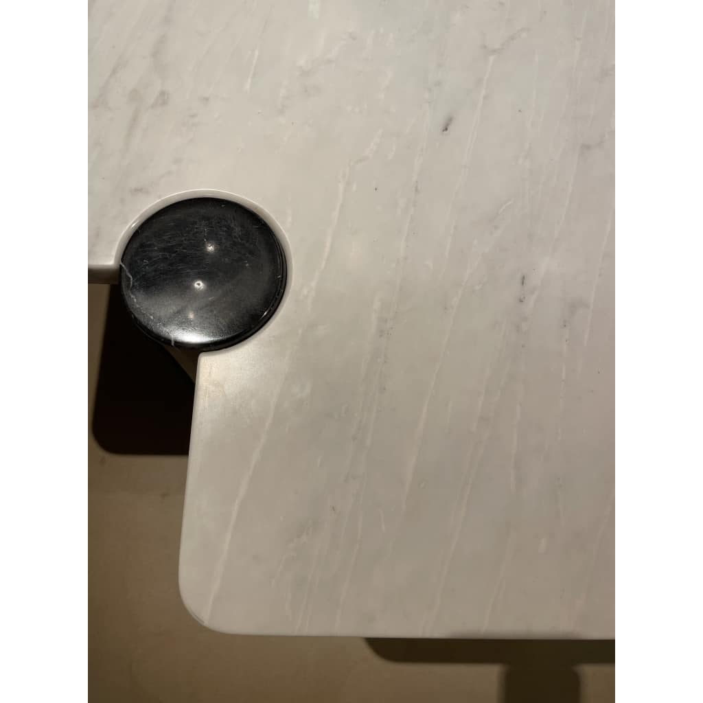 Table basse en marbre de carrare veiné blanc et noir d’Angelo MANGIAROTTI | Biron 
