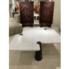 Table basse en marbre de carrare veiné blanc et noir d’Angelo MANGIAROTTI | Biron 
