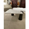 Table basse en marbre de carrare veiné blanc et noir d’Angelo MANGIAROTTI | Biron 