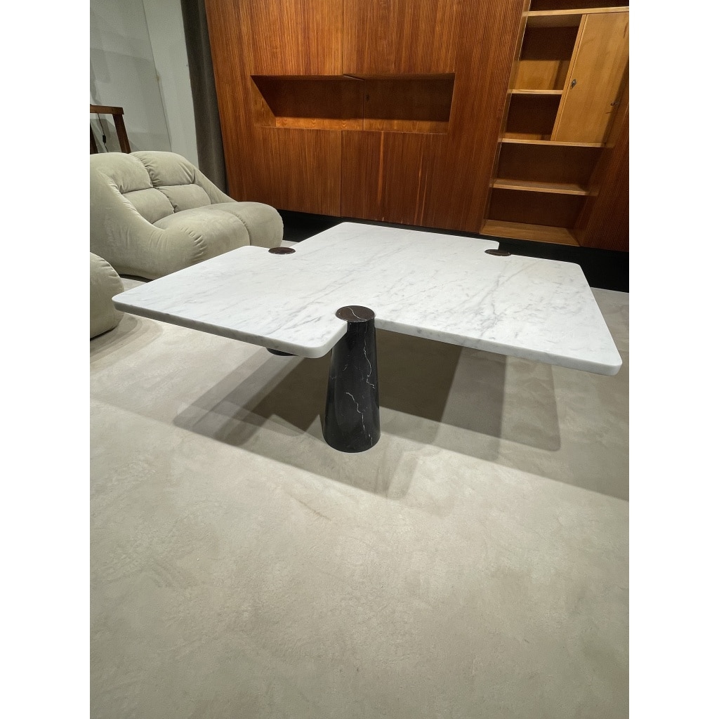 Table basse en marbre de carrare veiné blanc et noir d’Angelo MANGIAROTTI | Biron 