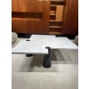 Table basse en marbre de carrare veiné blanc et noir d’Angelo MANGIAROTTI | Biron 