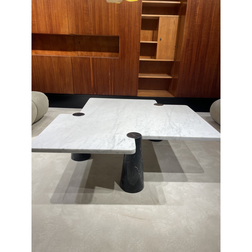 Table basse en marbre de carrare veiné blanc et noir d’Angelo MANGIAROTTI | Biron 