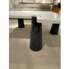 Table basse en marbre de carrare veiné blanc et noir d’Angelo MANGIAROTTI | Biron 