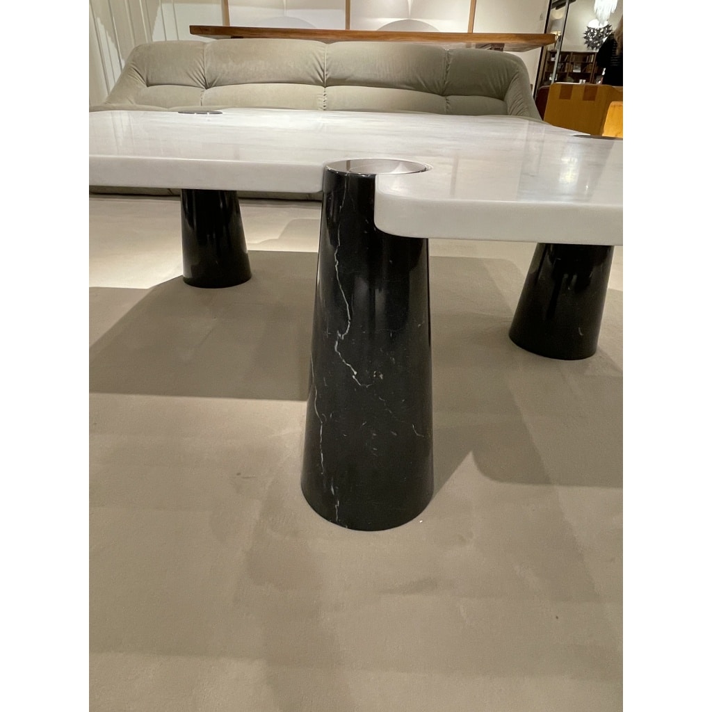 Table basse en marbre de carrare veiné blanc et noir d’Angelo MANGIAROTTI | Biron 
