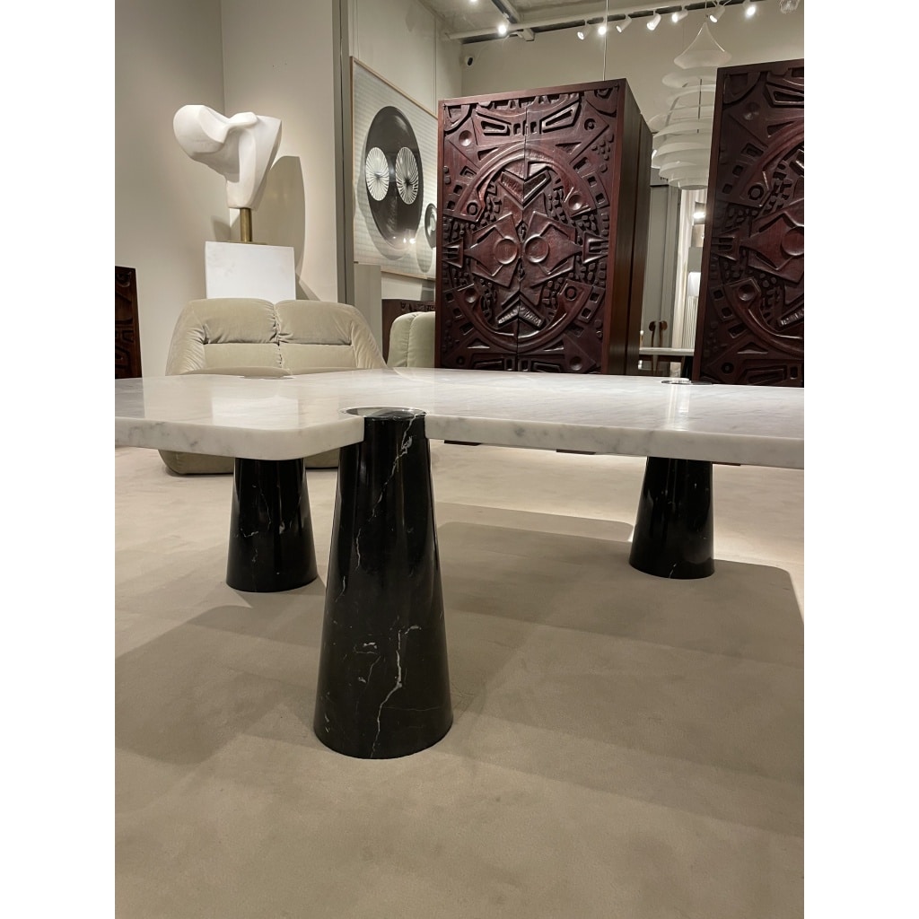 Table basse en marbre de carrare veiné blanc et noir d’Angelo MANGIAROTTI | Biron 