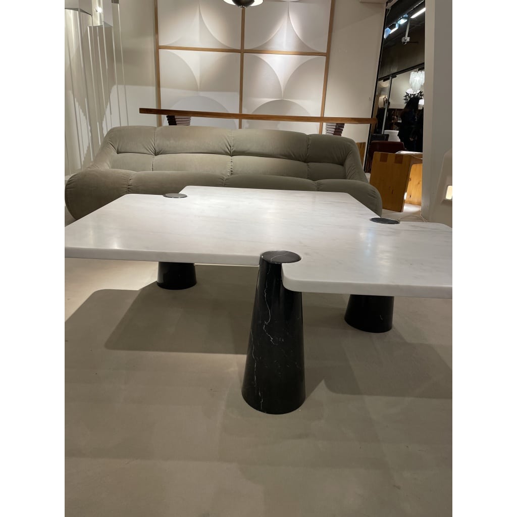 Table basse en marbre de carrare veiné blanc et noir d’Angelo MANGIAROTTI | Biron 