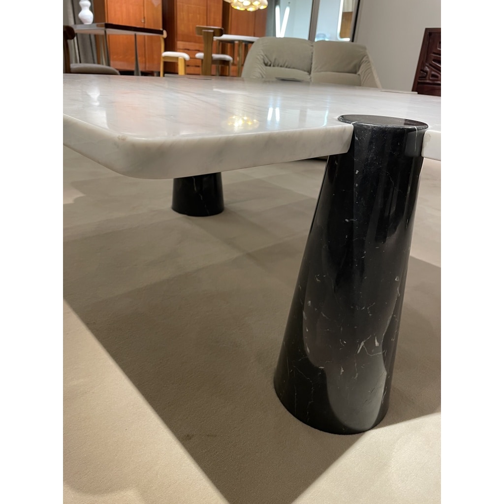 Table basse en marbre de carrare veiné blanc et noir d’Angelo MANGIAROTTI | Biron 