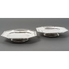 LAPPARRA – Paire de coupes sur pied argent massif XXe ART DECO | Biron LAPPARRA – Paire de coupes sur pied argent massif XXe ART DECO Paire de coupes en argent massif de forme hexagonale, montée sur un piédouche rond, mi-creux sur deux doucines, les bords en aplat et les prises de forme constructiviste sont représentées par deux demis arrondis superposés. Ces pièces sont travaillées au marteau . Dimensions : 24 cm x 23 cm – hauteur 4,5 cm Matière : Argent 950/°°° 1er titre Poids : 1 Kg 206 Poinçon : MINERVE Epoque : ART DECO vers 1930 Orfèvre : LAPPARRA à Paris Origine : France/Paris