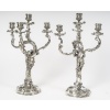 HARLEUX – Paire de candélabres Louis XV Epoque NAPOLEON III, XIXe | Biron HARLEUX – Paire de candélabres Louis XV – XIXe Epoque NAPOLEON III Paire de candélabres en bronze argenté de style LOUIS XV à 4 bras de lumières. La base ronde et le fût sont ornés d’une guirlande qui courent le long du fût, les bras de lumière sont chantournés et terminés par leur binet. Dimensions : Longueur Entraxe : 25 cm - Hauteur : 42 cm Diamètre base :15 cm Matière : bronze Poinçon du Maître Orfèvre : HARLEUX Epoque : XIXè NAPOLEON III Origine : France/Paris
