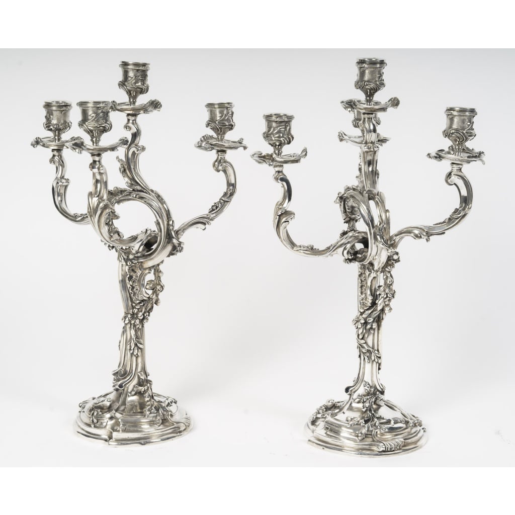Le Marché Biron au cœur des Puces de Paris Saint-Ouen HARLEUX – Paire de candélabres Louis XV – XIXe Epoque NAPOLEON III Paire de candélabres en bronze argenté de style LOUIS XV à 4 bras de lumières. La base ronde et le fût sont ornés d’une guirlande qui courent le long du fût, les bras de lumière sont chantournés et terminés par leur binet. Dimensions : Longueur Entraxe : 25 cm - Hauteur : 42 cm Diamètre base :15 cm Matière : bronze Poinçon du Maître Orfèvre : HARLEUX Epoque : XIXè NAPOLEON III Origine : France/Paris