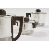 Fouquet Lapar – Service thé café 3 pièces argent massif ART DECO | Biron Fouquet Lapar - Service thé café 3 pièces argent massif ART DECO Service en argent massif, composé d’une Théière, d’une cafetière, et d’un sucrier couvert intérieur en vermeil, de forme cylindrique à décor fileté, couvercle à charnière pour les pots à thé et café. Les anses et prises sont en palissandre. Dimensions : Théière : Longueur : 18cm, hauteur : 14 cm Diamètre base : 10cm - Poids brut : 534 grs Cafetière : Longueur : 17cm hauteur : 16,5 cm Diamètre base 8,5 cm - Poids brut : 556 grs Sucrier : Longueur : 14,5 cm, hauteur : 9,5 cm Diamètre base : 9,5 cm - Poids brut : 364 grs Poids total brut : 1 Kg 454 Matière : argent 1er titre 950/°°° Poinçon : MINERVE Epoque : ART DECO vers 1937 Orfèvre : FOUQUET LAPAR Origine : France/Paris