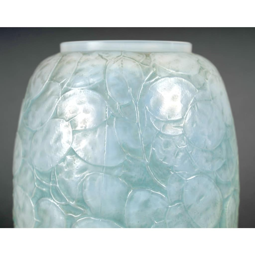 Vase « Monnaie Du Pape » verre opalescent patiné bleu vert de René LALIQUE | Biron 