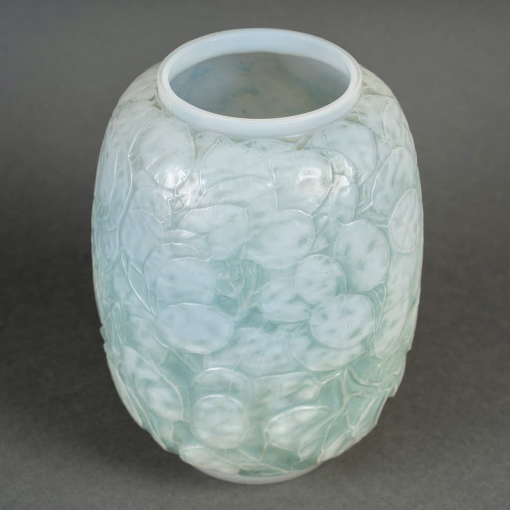 Vase « Monnaie Du Pape » verre opalescent patiné bleu vert de René LALIQUE | Biron 