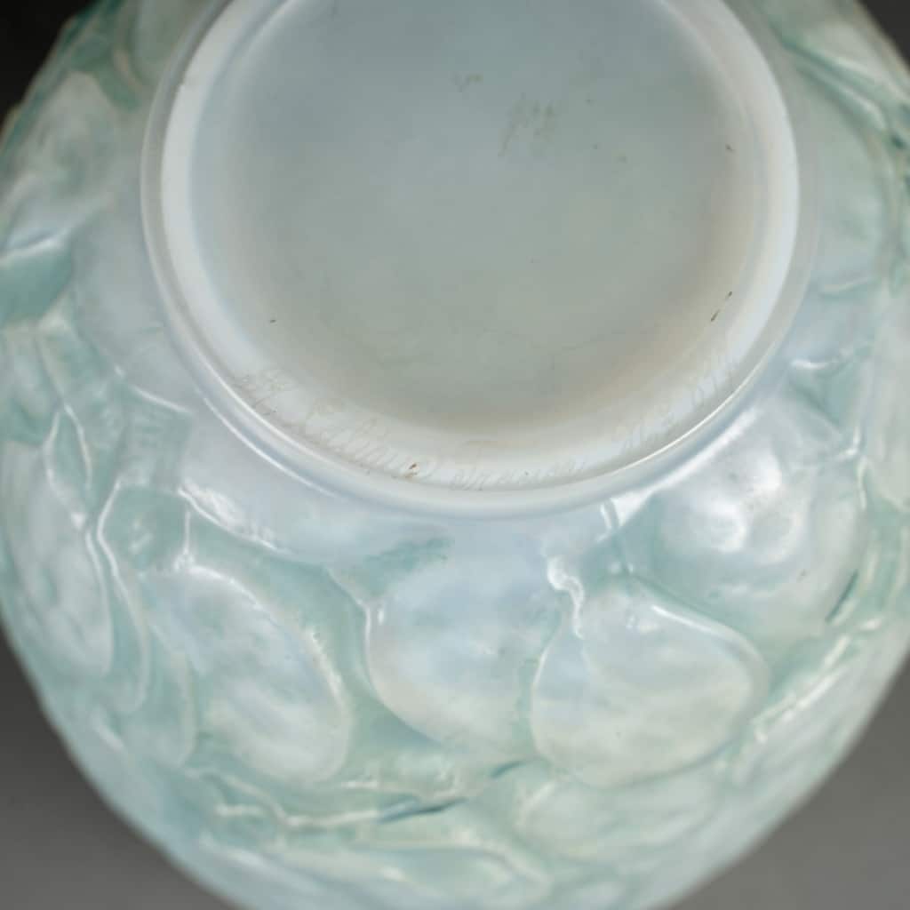 Vase « Monnaie Du Pape » verre opalescent patiné bleu vert de René LALIQUE | Biron 