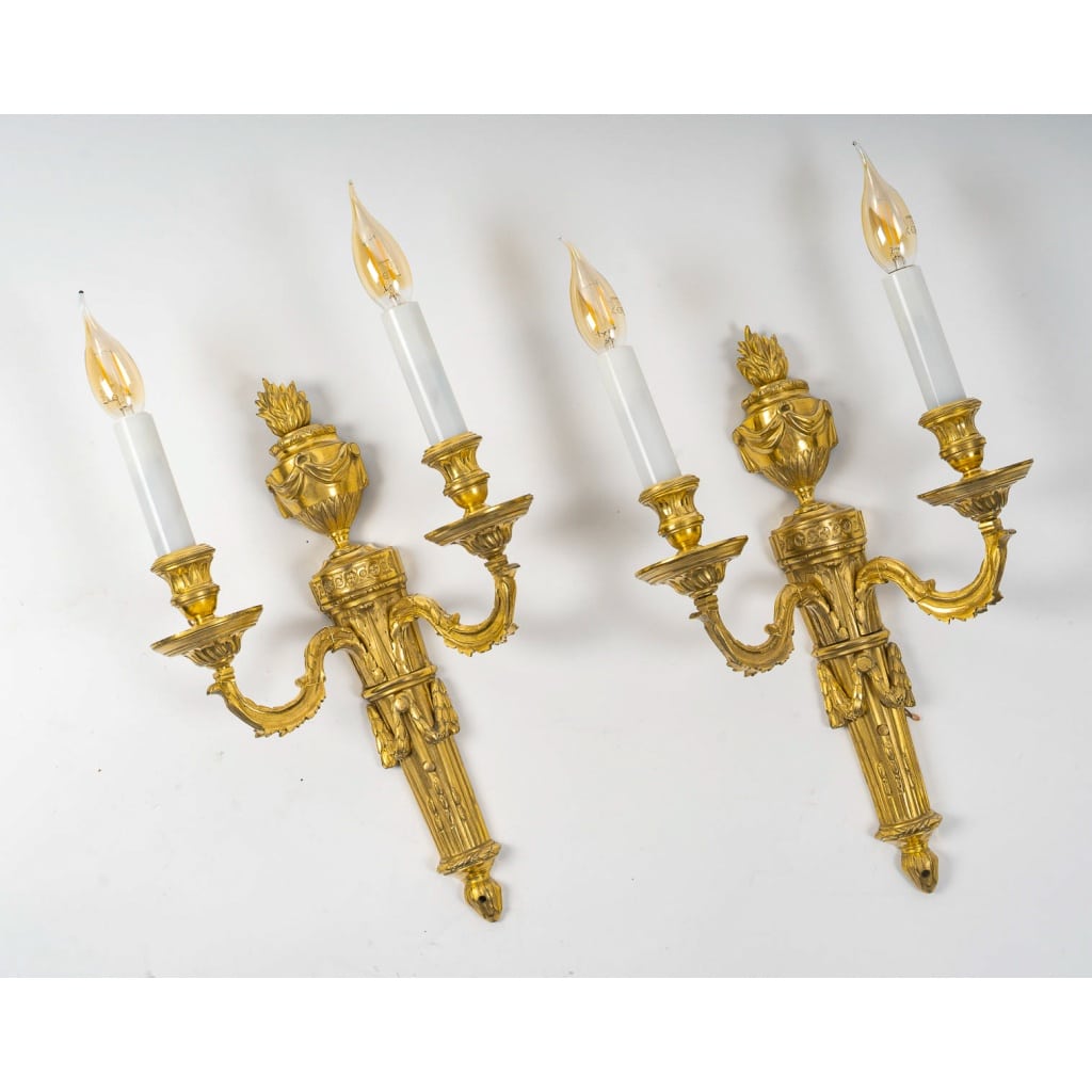 Paire d’Appliques en Bronze Ciselé et Doré à Deux Bras de Lumières d’Époque Louis XVI vers 1780 | Biron 