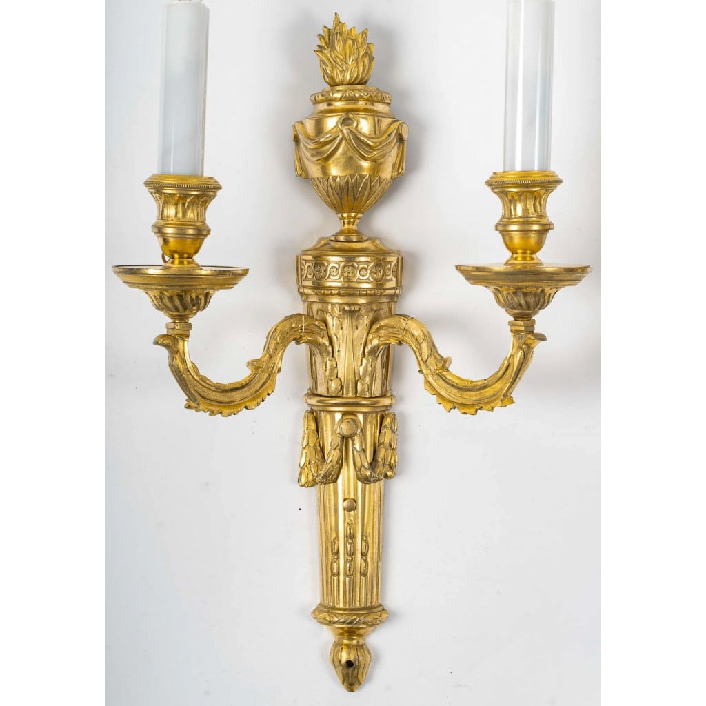 Paire d’Appliques en Bronze Ciselé et Doré à Deux Bras de Lumières d’Époque Louis XVI vers 1780 | Biron 