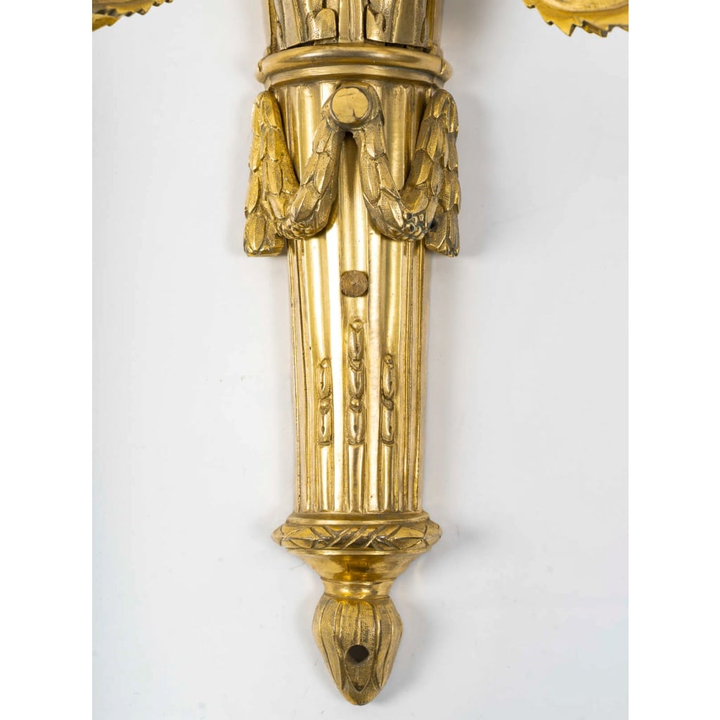 Paire d’Appliques en Bronze Ciselé et Doré à Deux Bras de Lumières d’Époque Louis XVI vers 1780 | Biron 