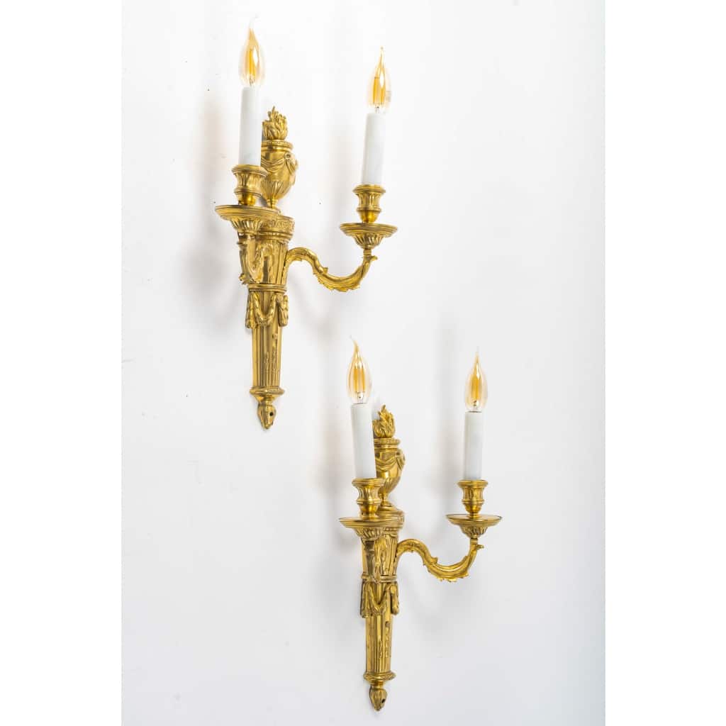 Paire d’Appliques en Bronze Ciselé et Doré à Deux Bras de Lumières d’Époque Louis XVI vers 1780 | Biron 