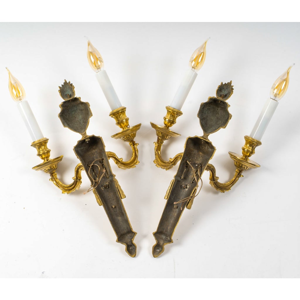 Paire d’Appliques en Bronze Ciselé et Doré à Deux Bras de Lumières d’Époque Louis XVI vers 1780 | Biron 