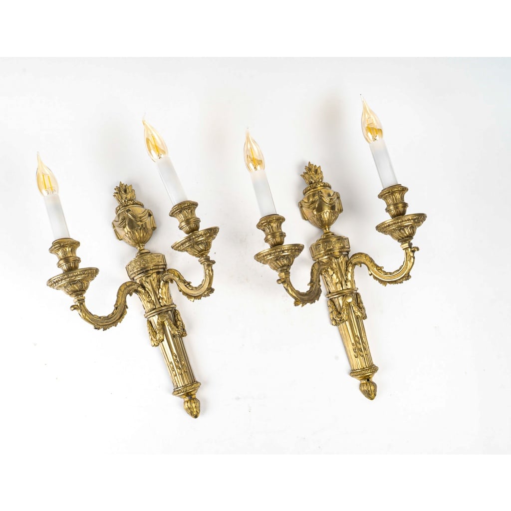 Paire d’Appliques en Bronze Ciselé à Deux Bras de Lumières de style Louis XVI | Biron 