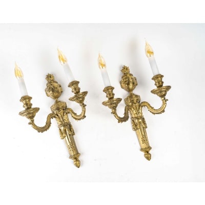 Paire d’Appliques en Bronze Ciselé à Deux Bras de Lumières de style Louis XVI