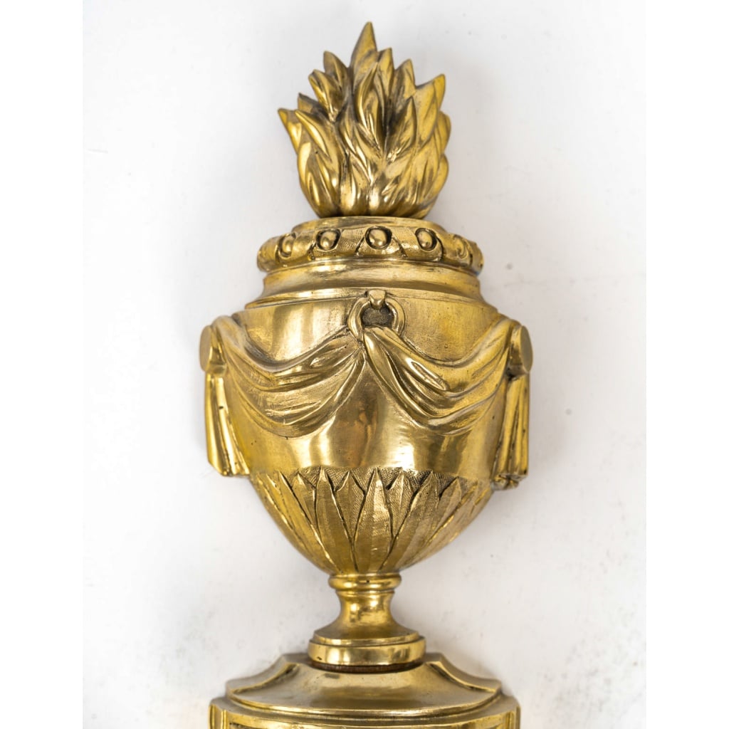 Paire d’Appliques en Bronze Ciselé à Deux Bras de Lumières de style Louis XVI | Biron 