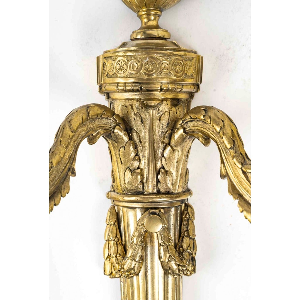 Paire d’Appliques en Bronze Ciselé à Deux Bras de Lumières de style Louis XVI | Biron 