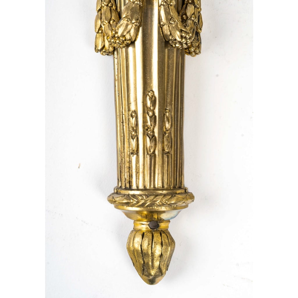 Paire d’Appliques en Bronze Ciselé à Deux Bras de Lumières de style Louis XVI | Biron 