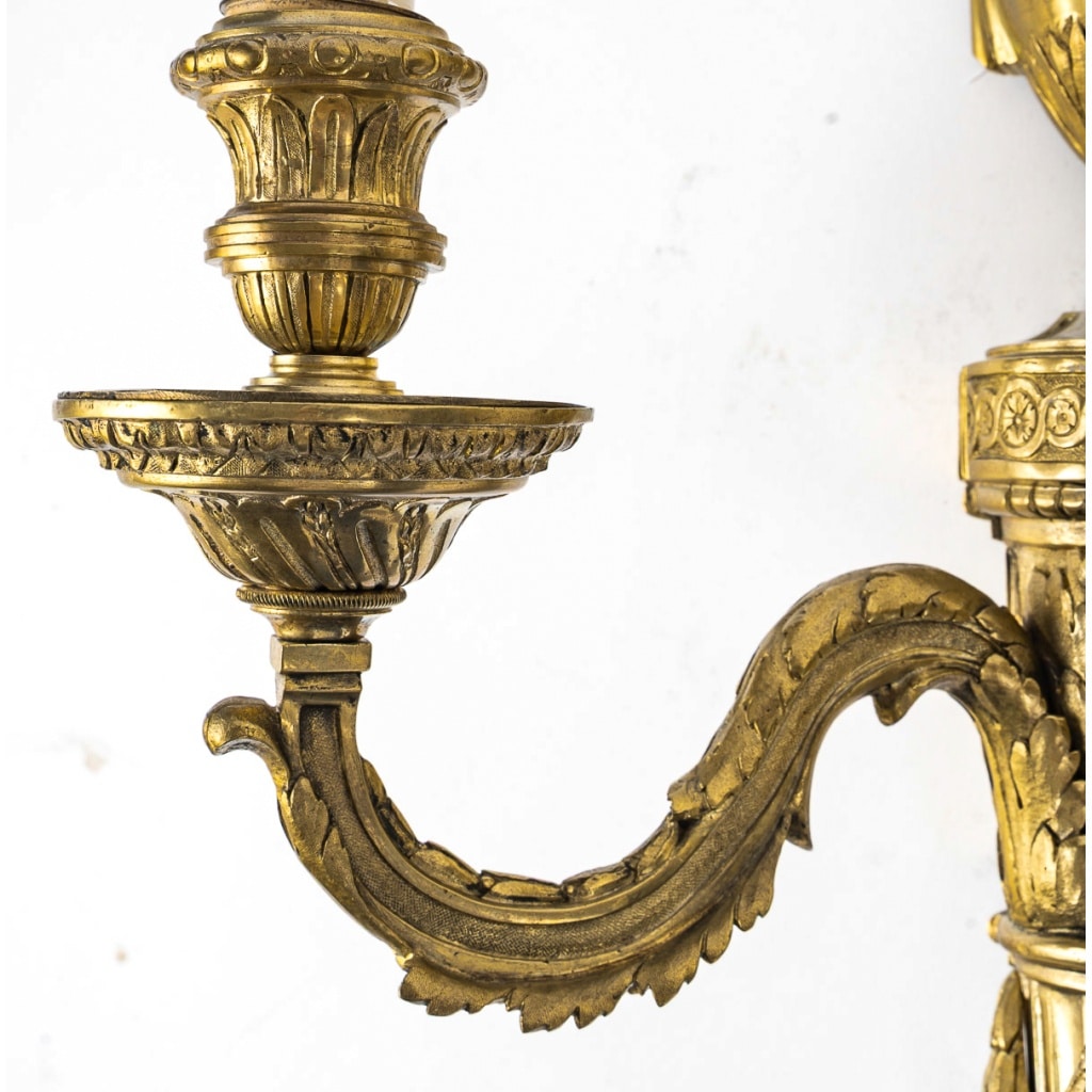 Paire d’Appliques en Bronze Ciselé à Deux Bras de Lumières de style Louis XVI | Biron 