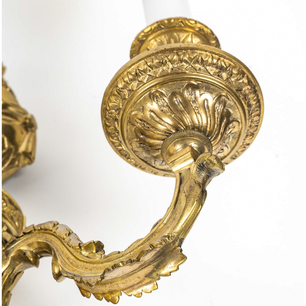 Paire d’Appliques en Bronze Ciselé à Deux Bras de Lumières de style Louis XVI | Biron 